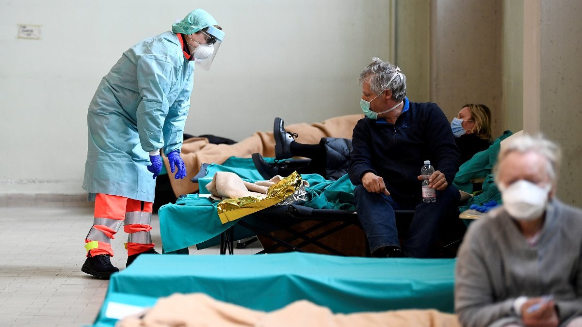 İtalya'da korona nedeniyle son 24 saatte 699 kişi hayatını kaybetti