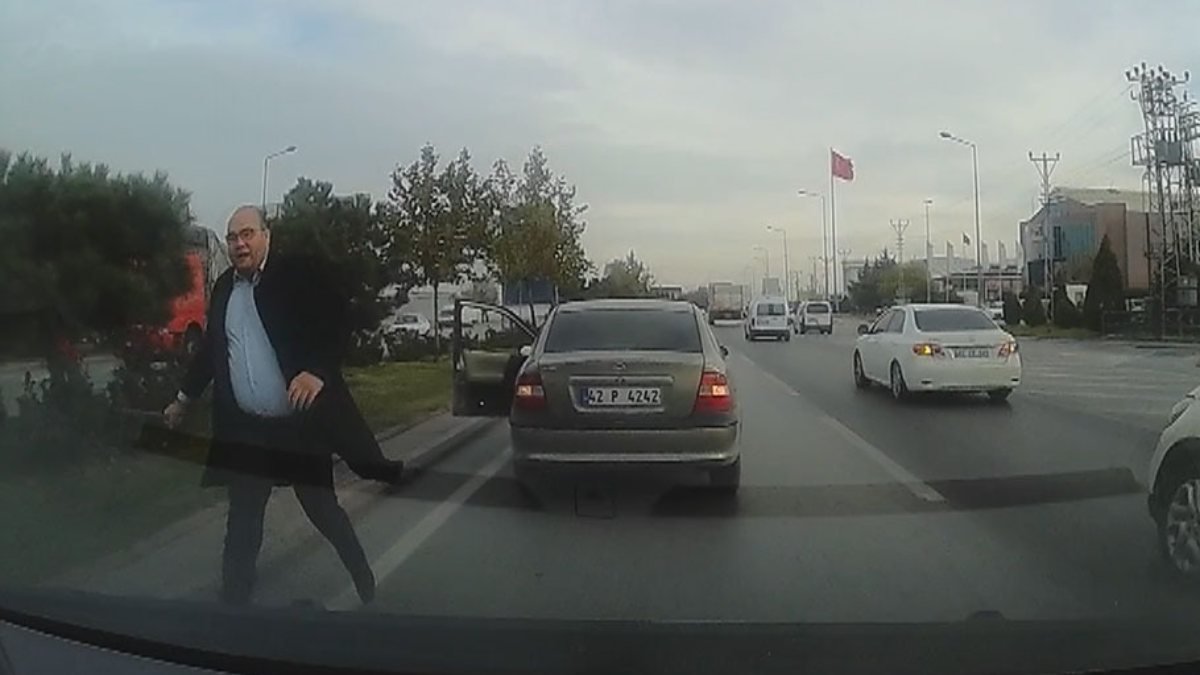 Konya'da trafikte yol verme tartışması kamerada