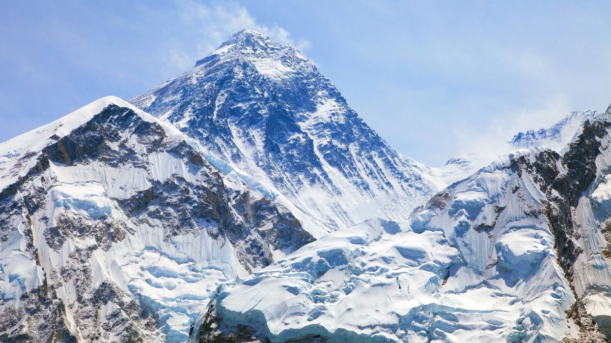 Everest Dağı'nın zirvesinde mikroplastik izlerine rastlandı