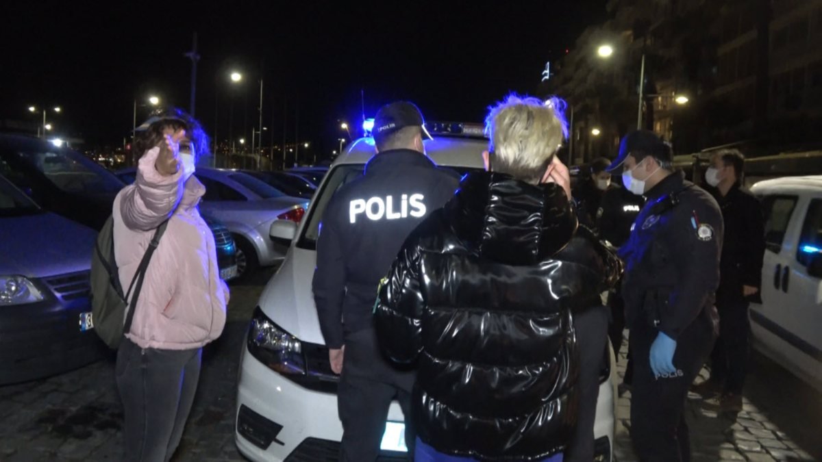 İzmir'de maskesiz gezen kadından polislere tepki