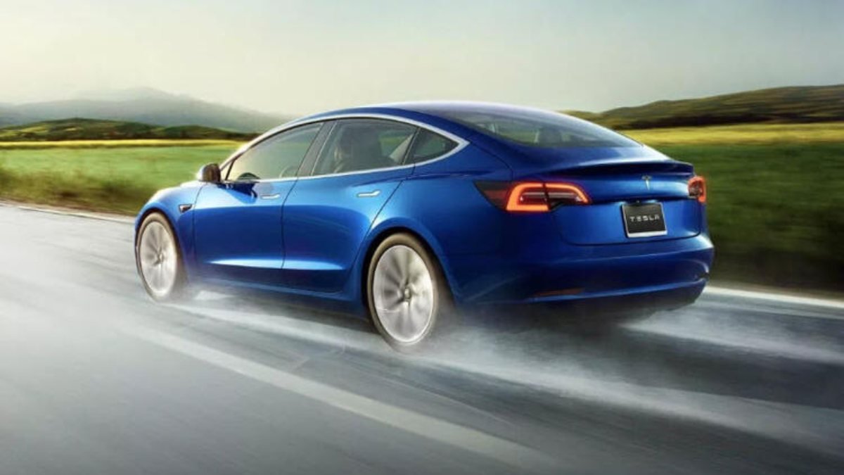Tesla, en ucuz otomobili Model 3'ün satışlarını durduruyor
