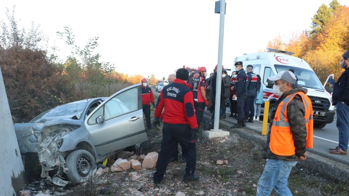 Zonguldak'ta otomobil duvara çarptı: 1'i bebek 2 ölü, 2 yaralı