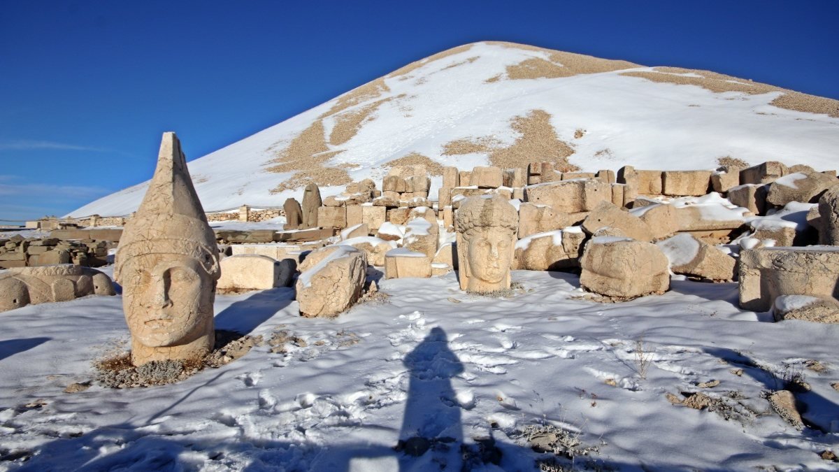 Nemrut Dağı’na mevsimin ilk karı düştü