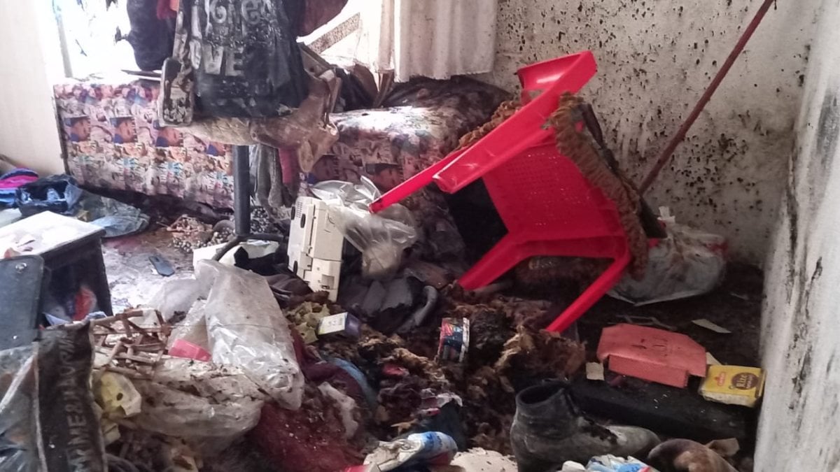 Adana'da çöp evde yaşayan kadın hastaneye kaldırıldı