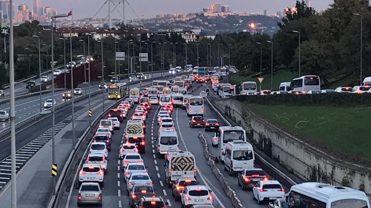 İstanbul'da, kısıtlamanın sona ermesiyle trafik yoğunluğu yaşandı