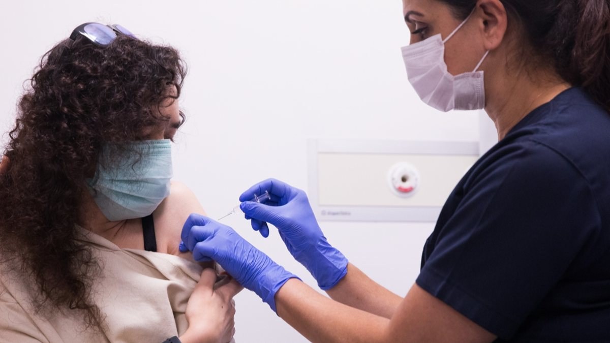 Ankara'da gönüllülere koronavirüs aşısı yapıldı