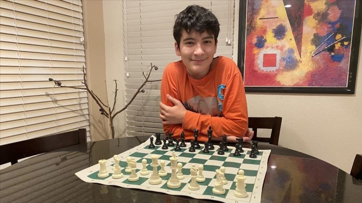 12 yaşındaki Türk Kağan Uz, satrançta dünya genelinde ilk 100'e girdi