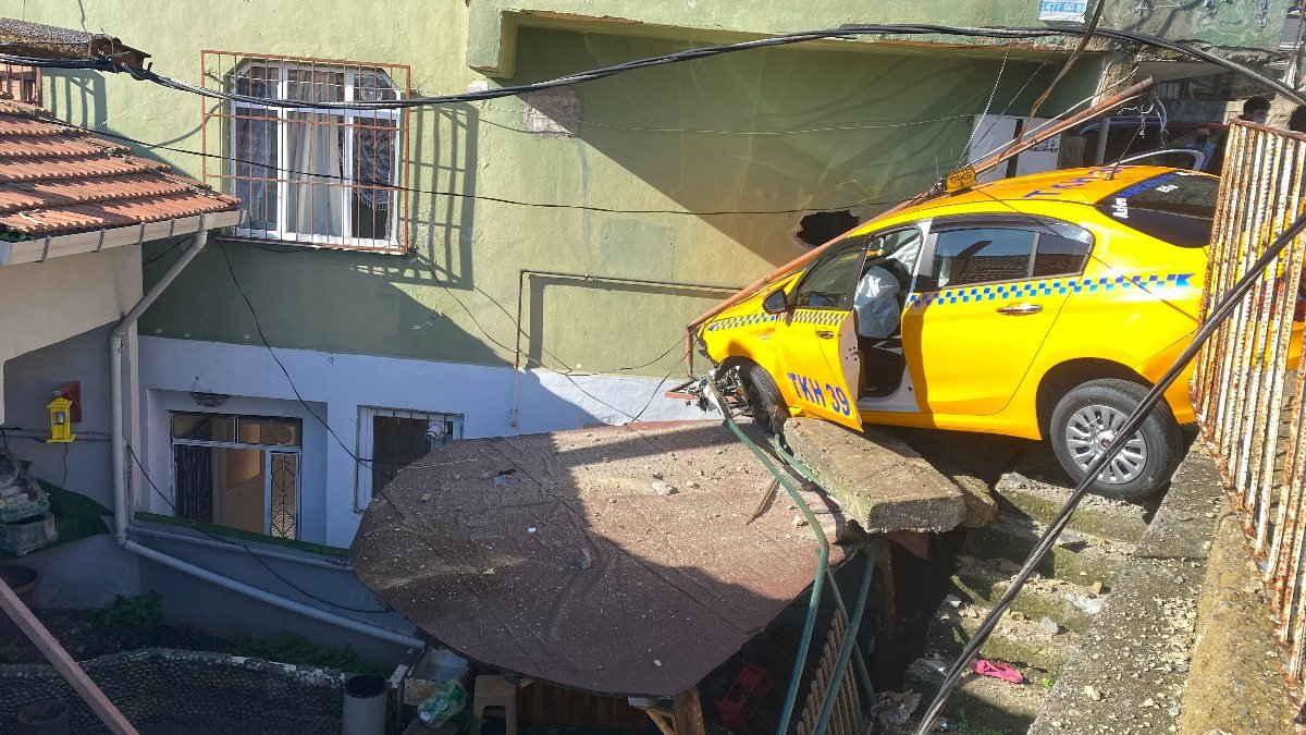 Sarıyer'de freni boşalan taksi eve girdi
