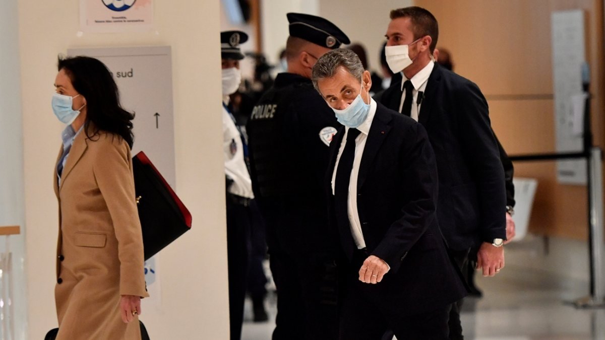 Nicolas Sarkozy, hakim karşısına çıktı