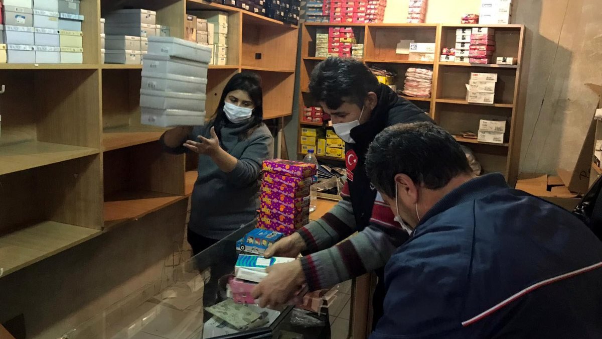 Bolu'da amcasından kalan mağazadaki ürünleri bağışladı