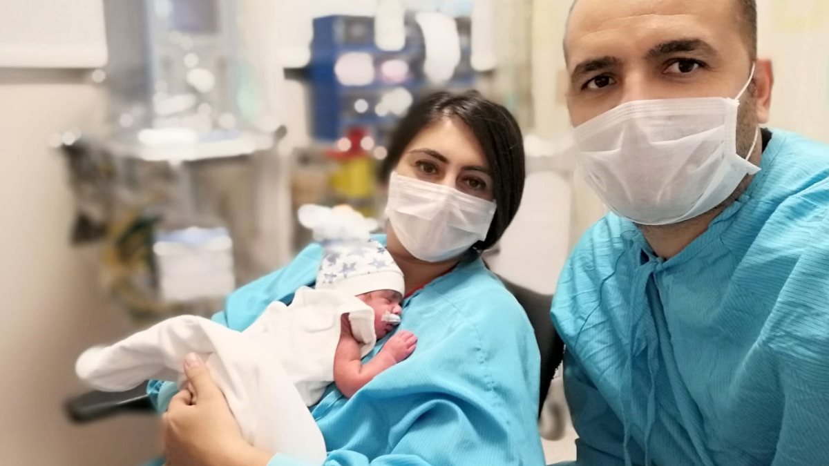 Antalya'da 900 gram doğan bebek hayata tutundu