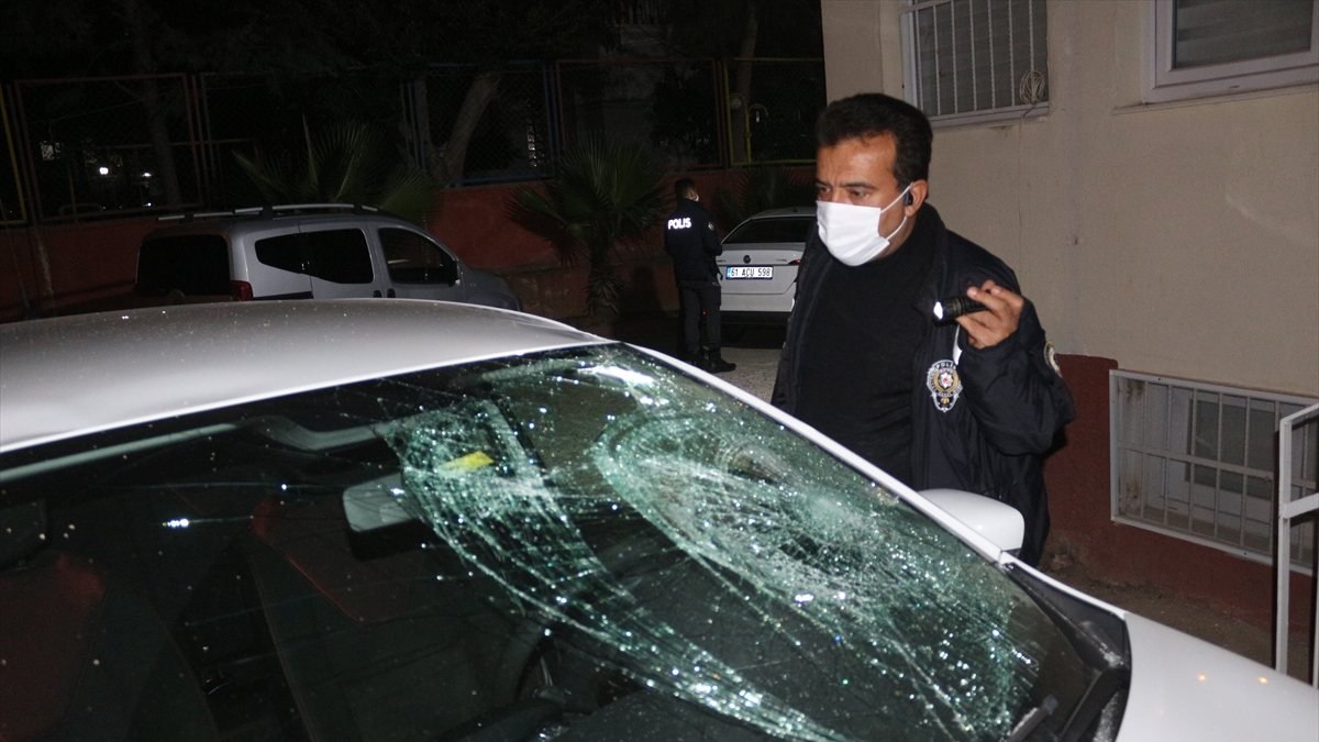 Adana'da tamirci, 1. kattan otomobilin üzerine düştü