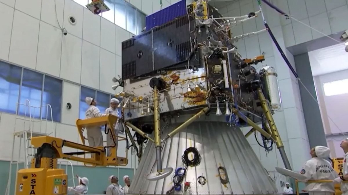 Çin'in insansız uzay aracı, Ay'a gönderildi