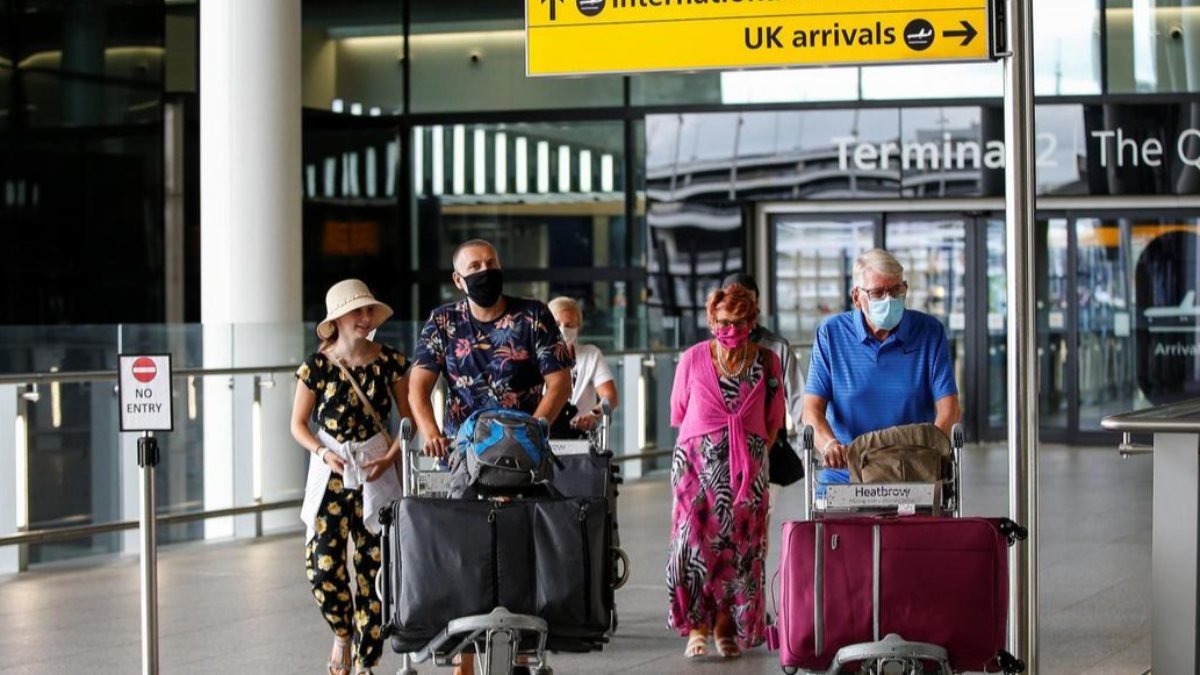İngiltere'de koronavirüs testi negatif çıkan yolcuların karantina süresi kısaltılacak
