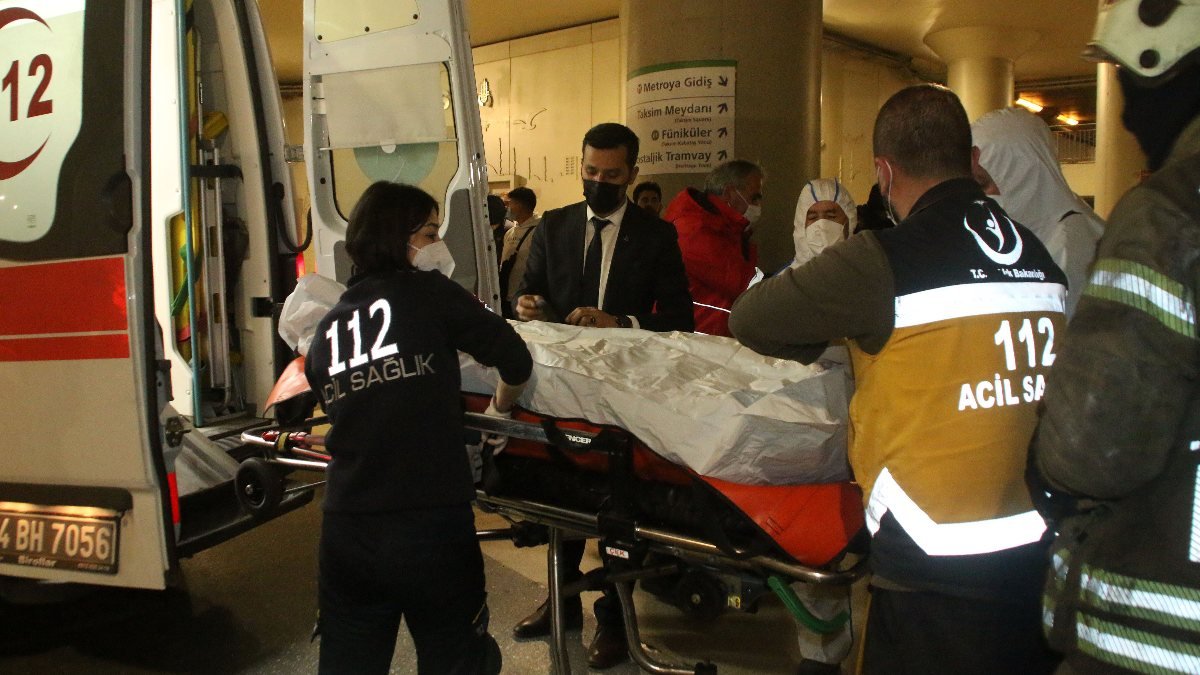 Taksim Metro İstasyonu'nda raylara atlayan adam öldü