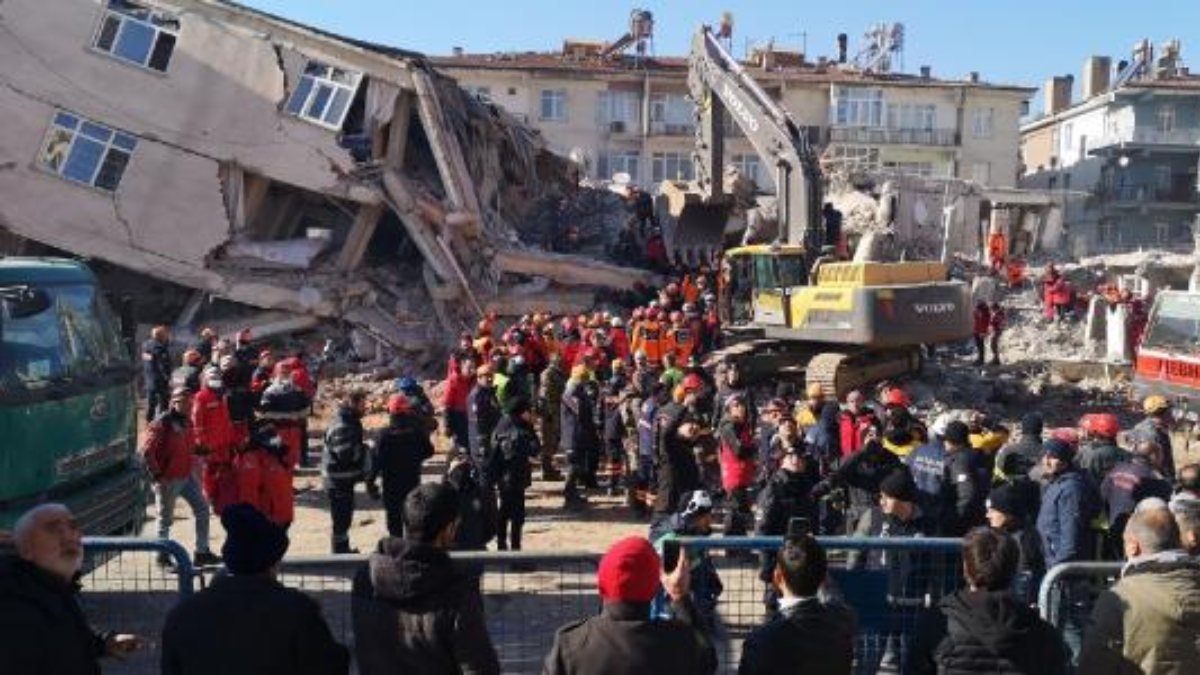 Elazığ'daki Dilek Apartmanı'nın yıkılmasından birbirlerini suçladılar