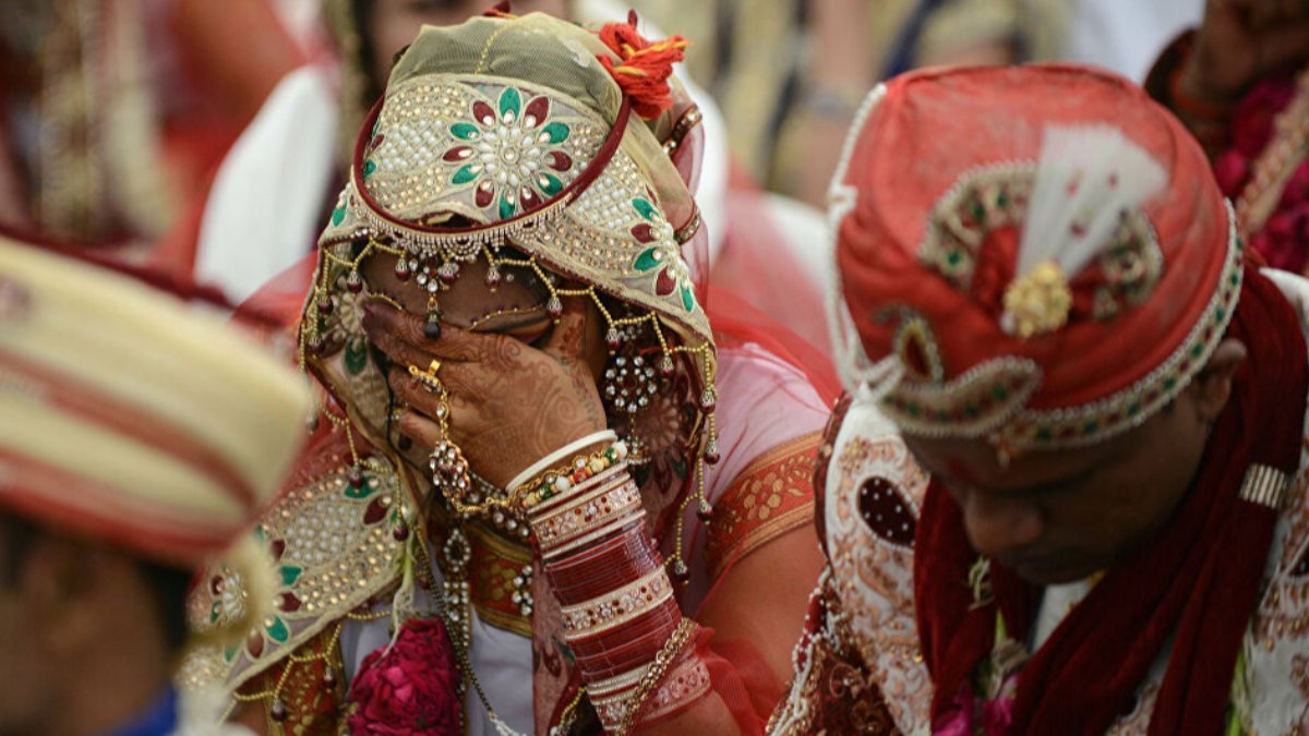 Hindistan'da farklı dine mensup kişiler artık evlenemeyecek