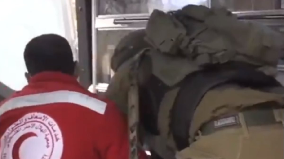 İsrail askerleri, ambulanstaki yaralı Filistinliyi zorla almaya çalıştı