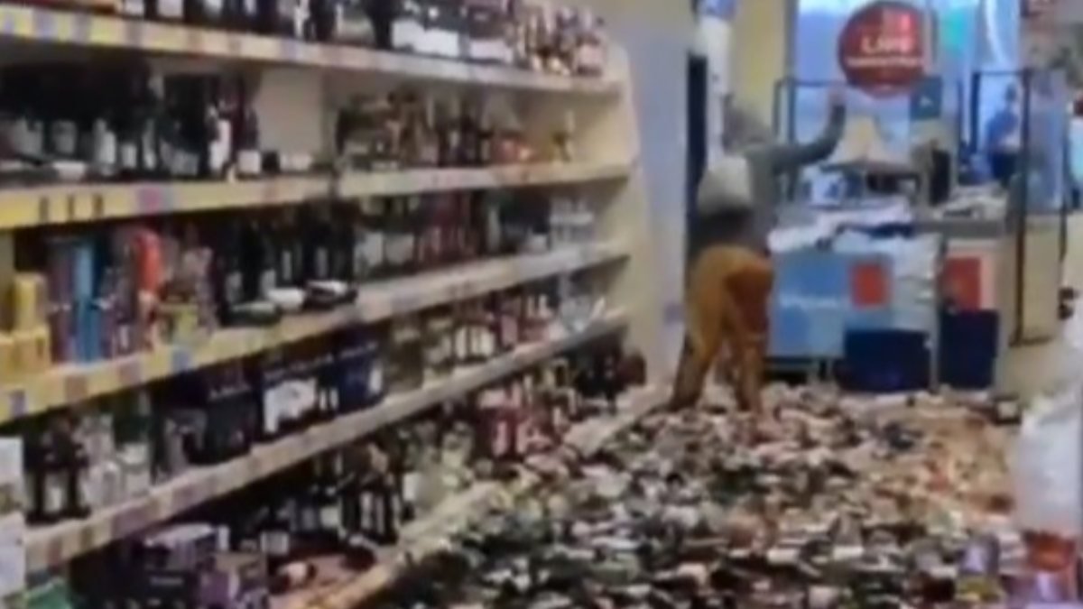 İngiltere'de kadın marketteki alkol şişelerini kırdı