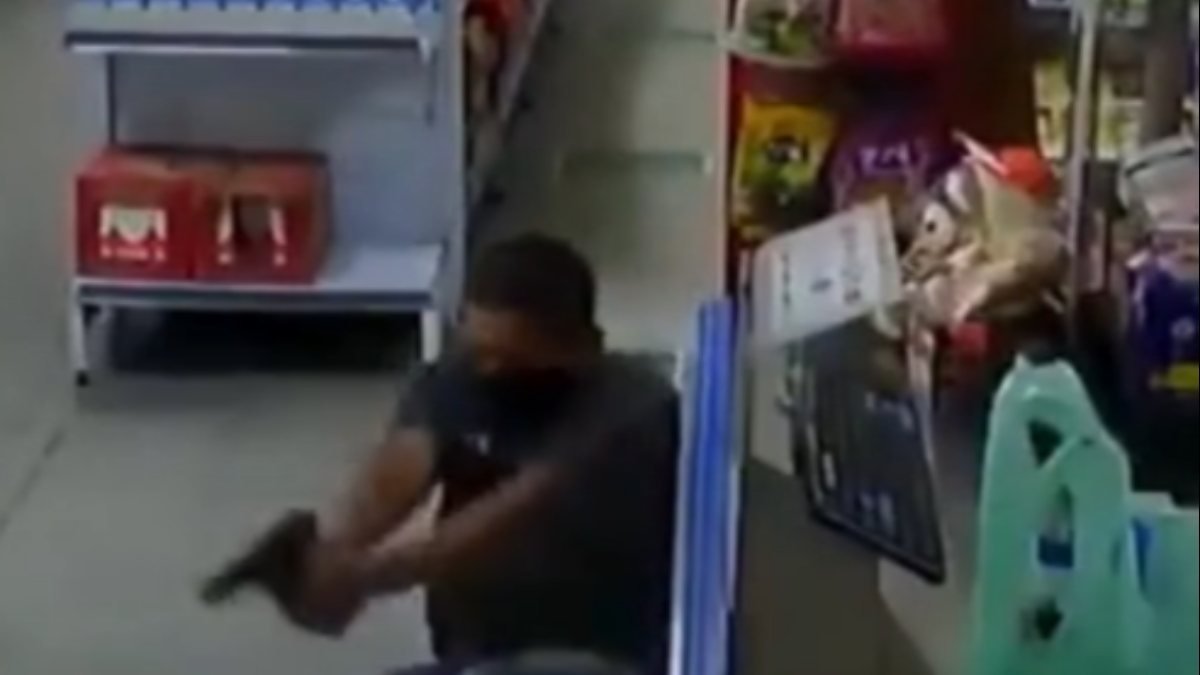 Brezilya'da müşteri, markete giren soyguncuları vurdu