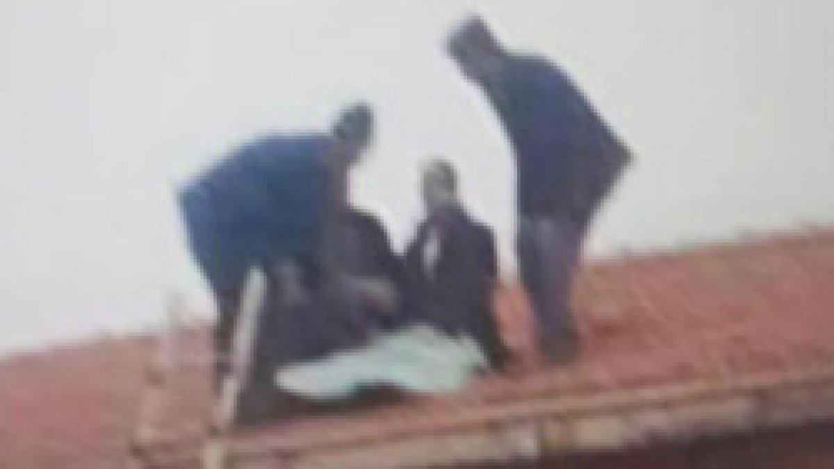 Konya'da takla atan kamyonetten fırlayan sürücü, evin çatısına uçtu