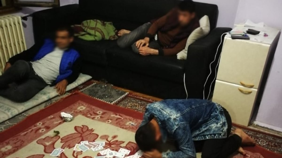 Düzce’de kumarhaneye çevrilen evde 16 yabancı yakalandı