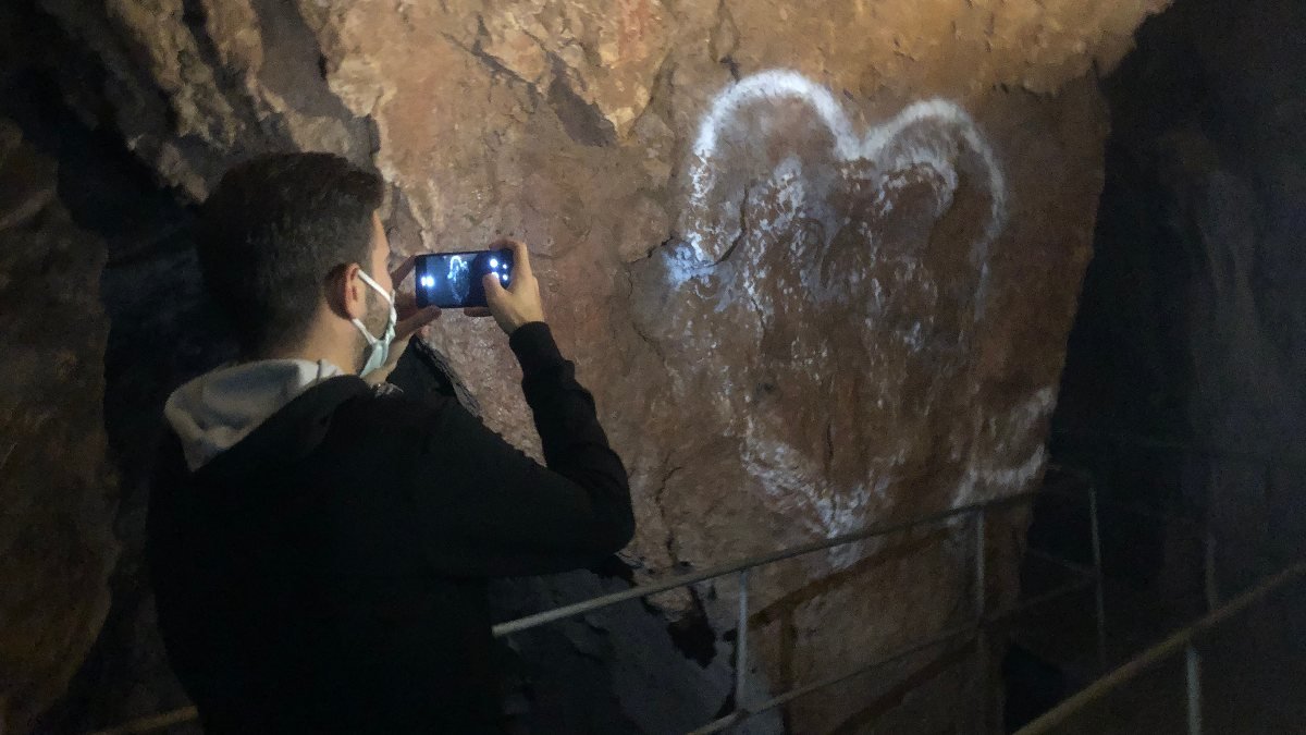 Bursa'da turistlerin ziyaret ettiği mağaraya yazı yazdılar