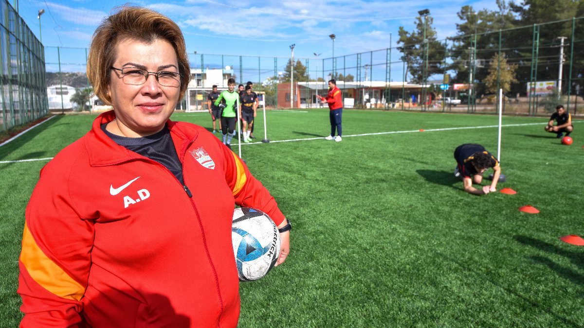 Antalya'da oğlunun hayali için futbol kulübü kurdu