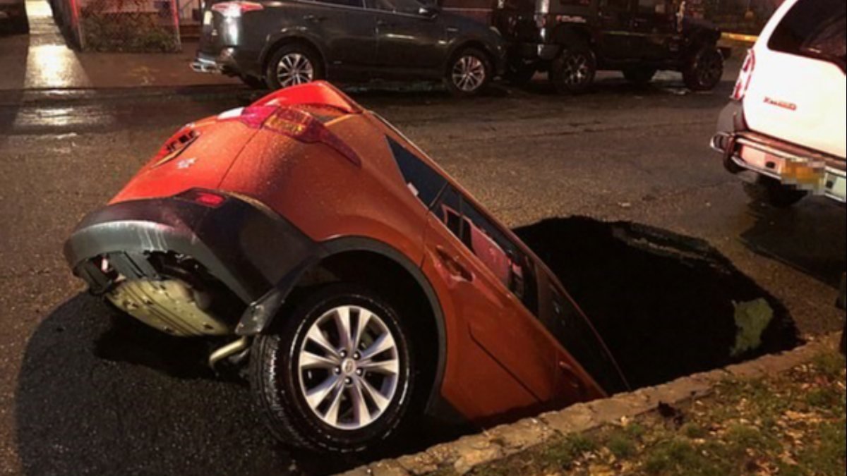 New York'ta, yol kenarındaki asfalt çöktü