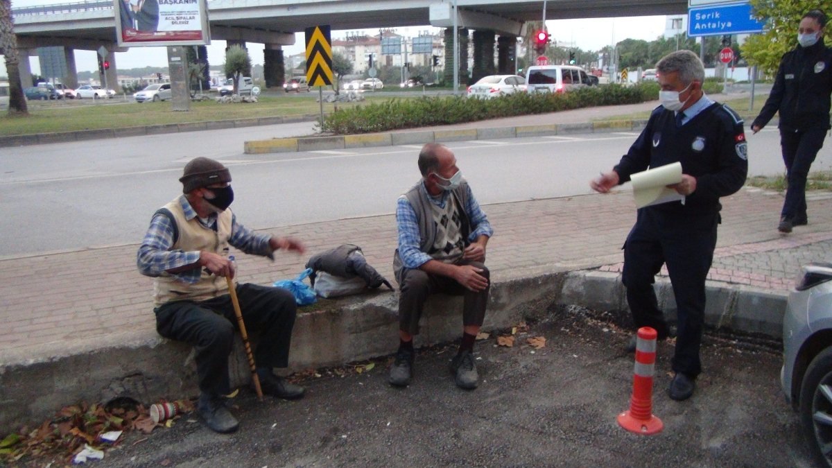 Antalya'da engelli dilenciler, polisi görünce bastonları bıraktı