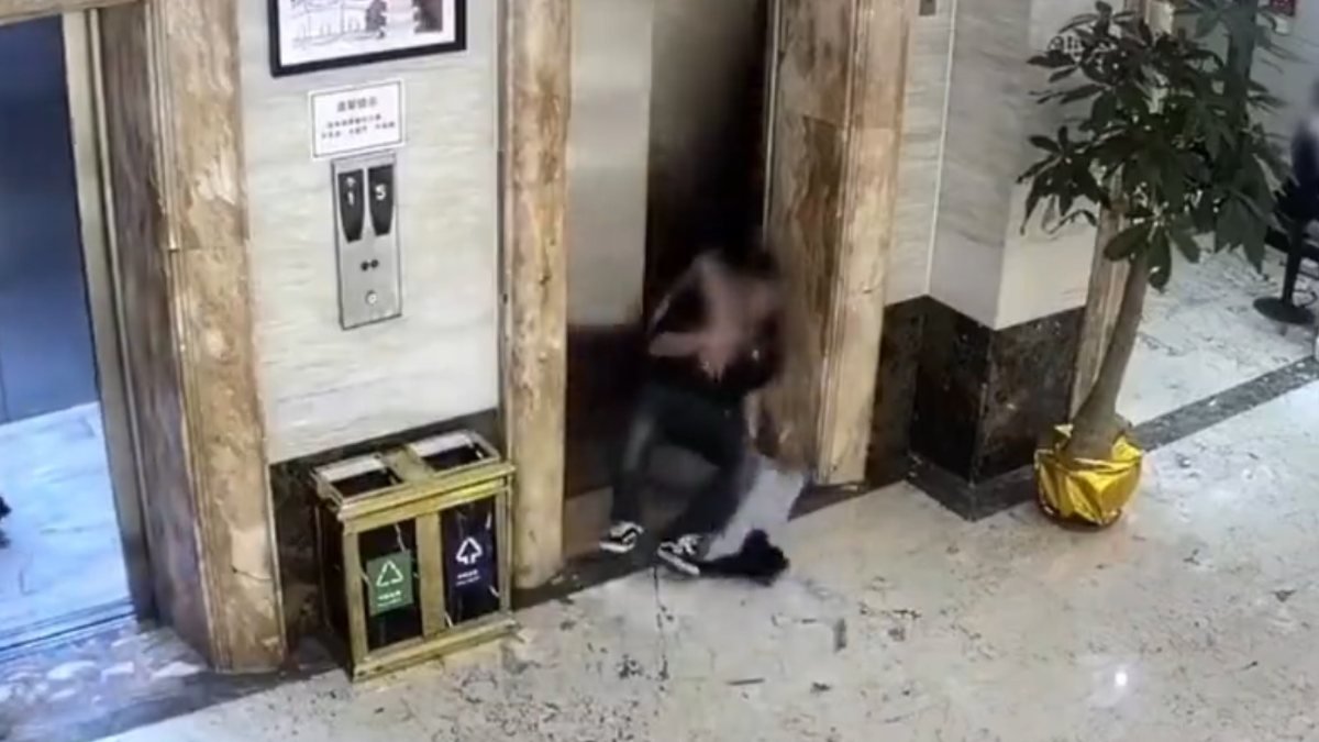 Çin'de sarhoş iki adam asansör boşluğuna düştü