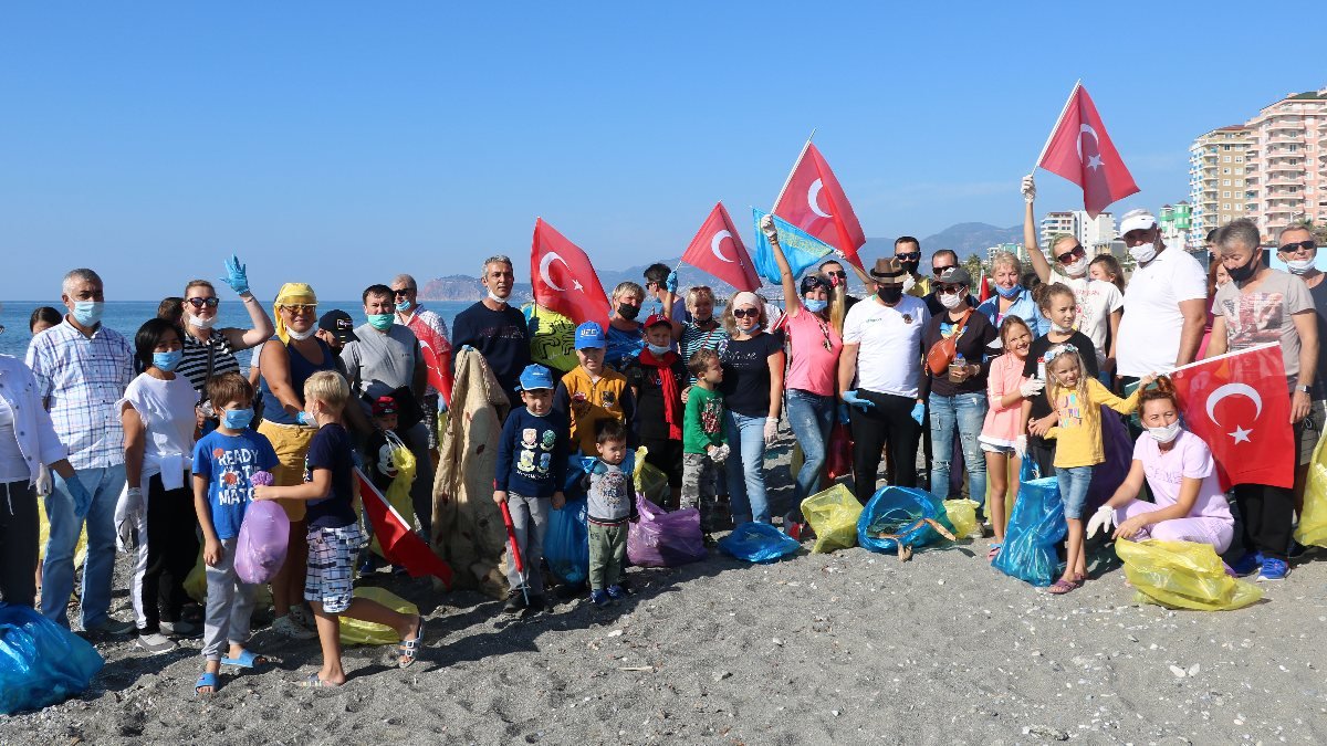 Antalya'nın yerleşik yabancıları sahili temizledi