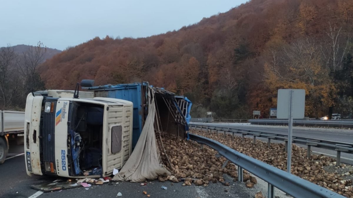 Bursa'da kamyon devrildi, 20 ton pancar yola saçıldı