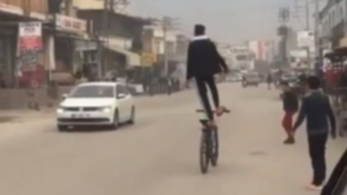 Adana'da bisikletli çocuktan, tehlikeli hareketler