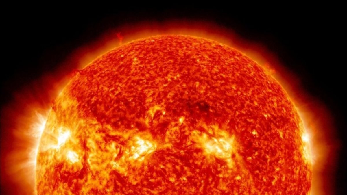 NASA, Dünya'dan daha büyük Güneş lekesini görüntüledi