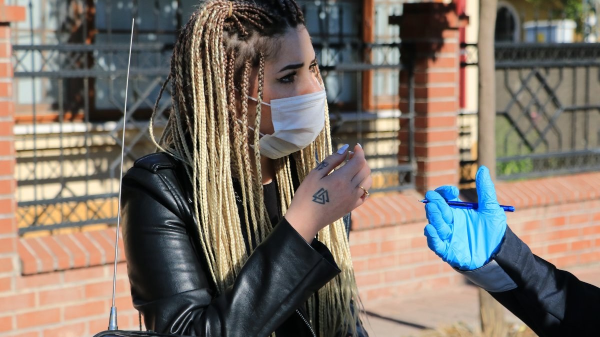 Adana’da maske cezası yiyen kadın, polisleri tehdit etti