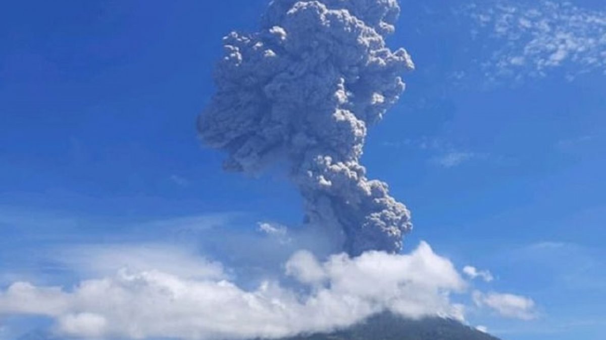 Endonezya'daki Ili Lewotolok Yanardağı'nda patlama: Alarm verildi