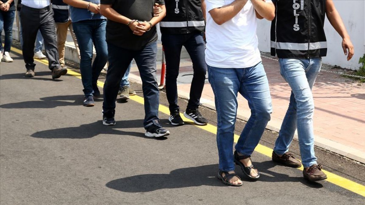 İzmir'de yabancıları dolandıran çeteye operasyon