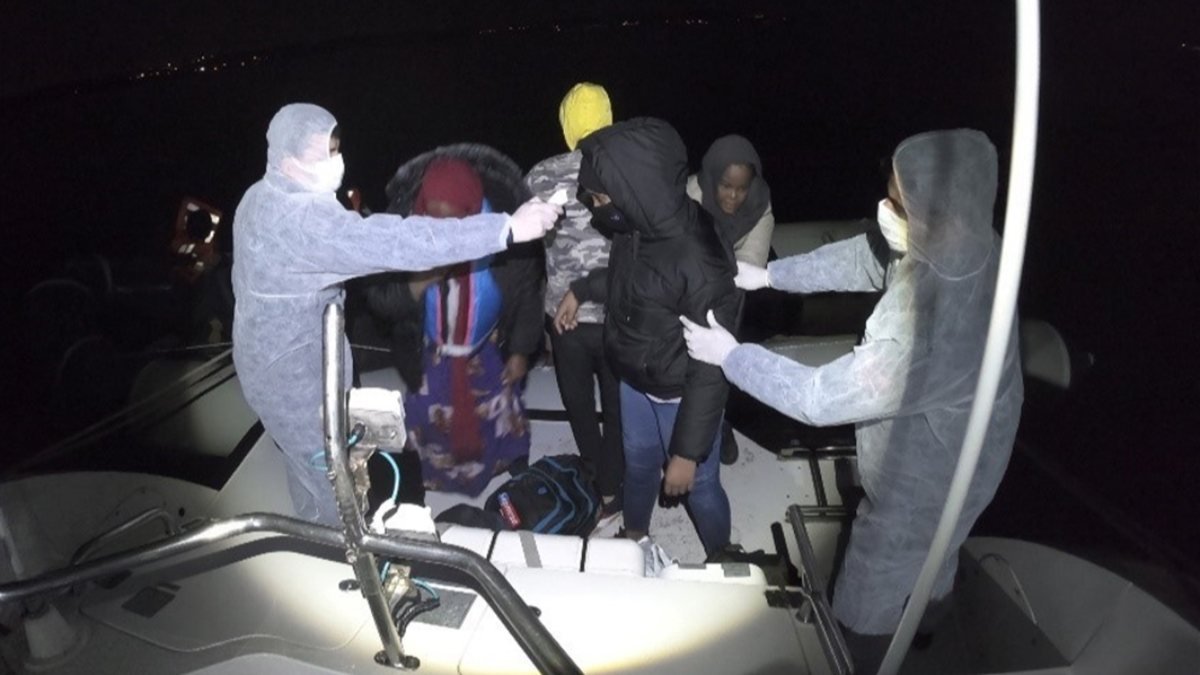 İzmir açıklarındaki 37 göçmen kurtarıldı