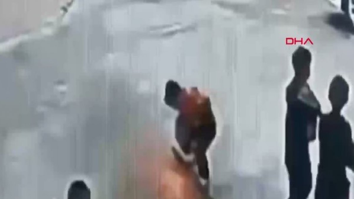 Çin'de rögar kapağına maytap atan çocuk havaya uçtu