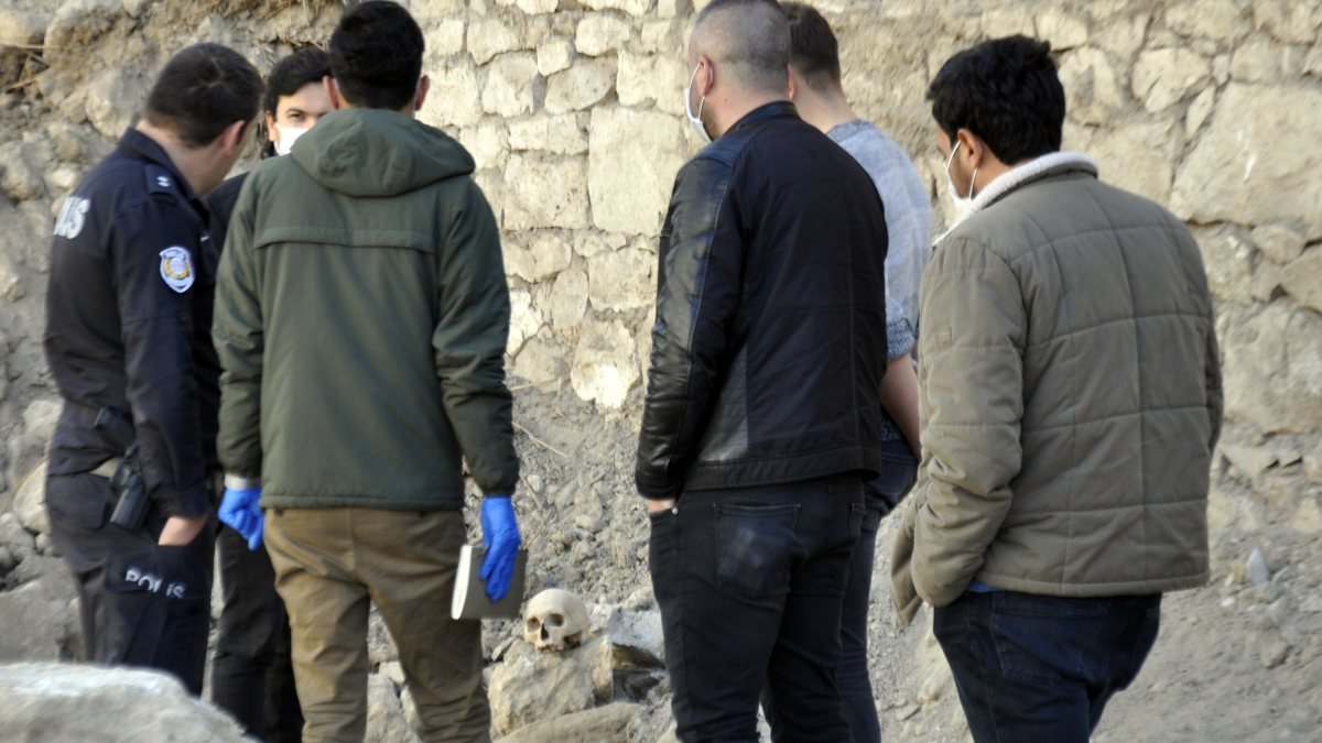 Karaman'da yıkılan binanın altından kafatası çıktı