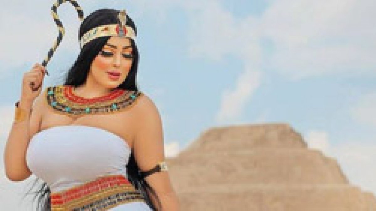 Mısır’da piramitlerin önünde çektiği fotoğraflar nedeniyle fotoğrafçı gözaltına alındı