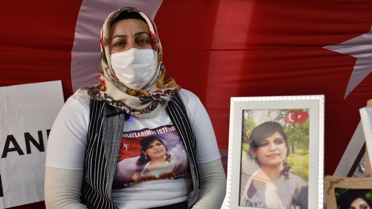 Diyarbakır annesi: Kızımın elinden kalem alıp, silah verdiler