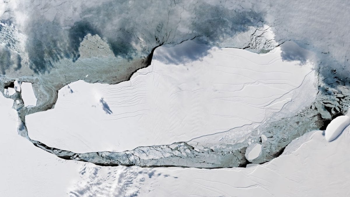 Antarktika'da kopan 150 kilometrelik dev buz dağı uzaydan görüntülendi