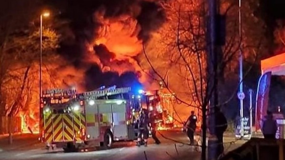İngiltere’de kimyasal madde taşıyan tankerde yangın