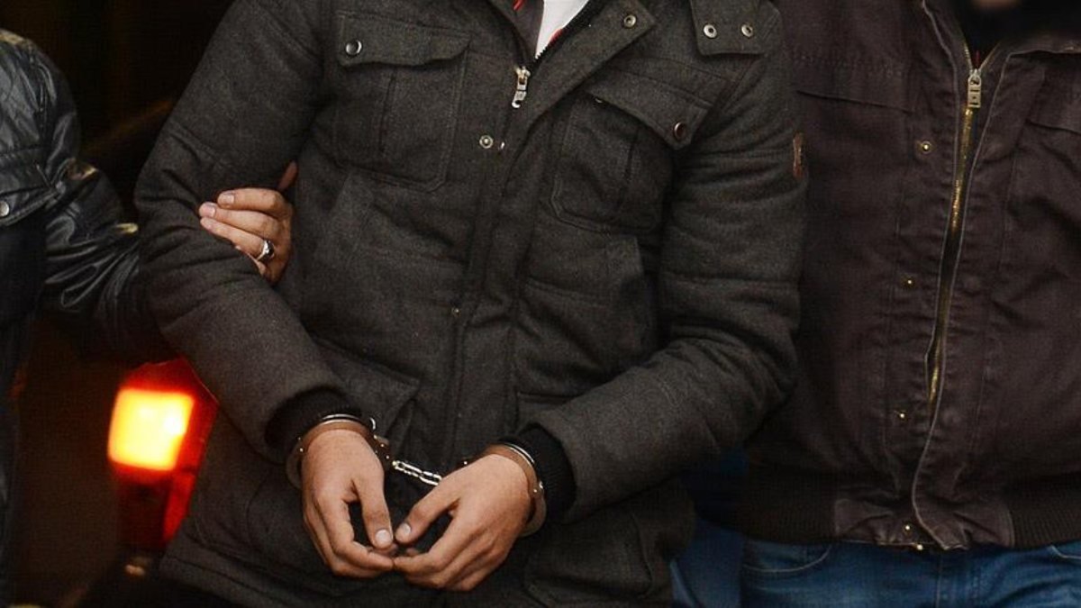 İzmir merkezli 6 ilde FETÖ'den gözaltına alınan 7 eski polis tutuklandı