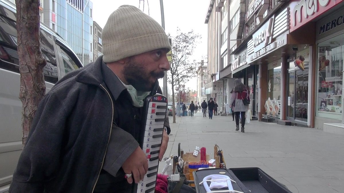 Erzurum'da vatandaş, sokakta kazandığı parayla ev satın aldı