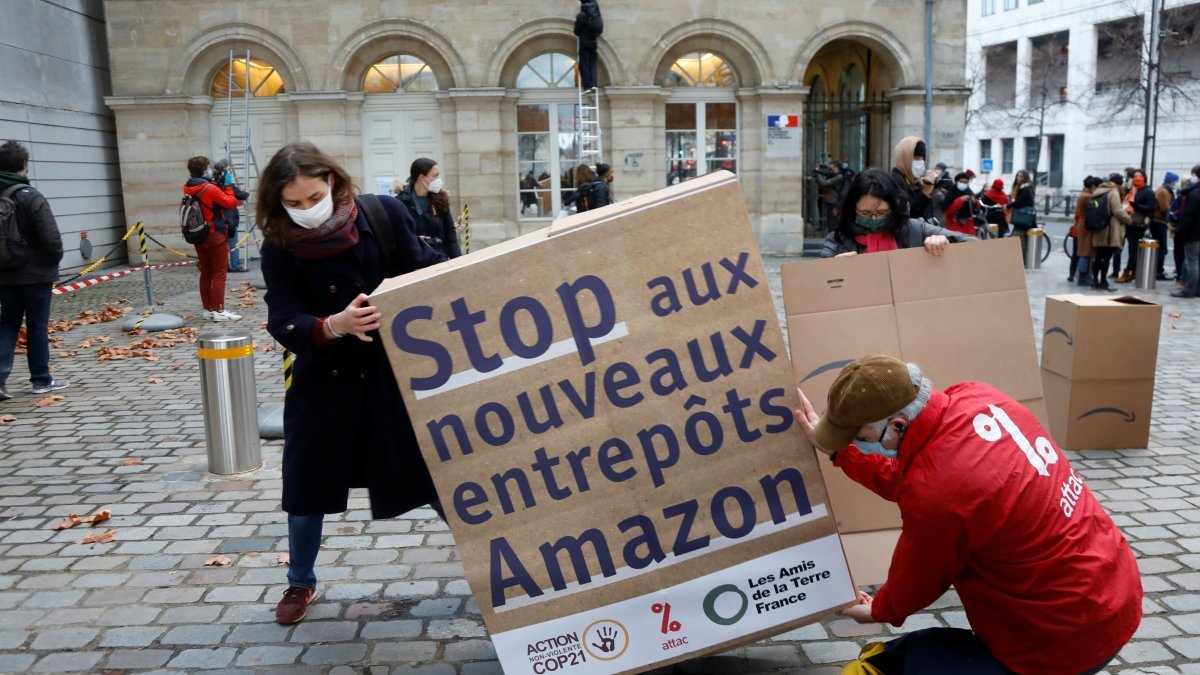 Fransa'da Amazon işçileri, Bezos'u protesto etti