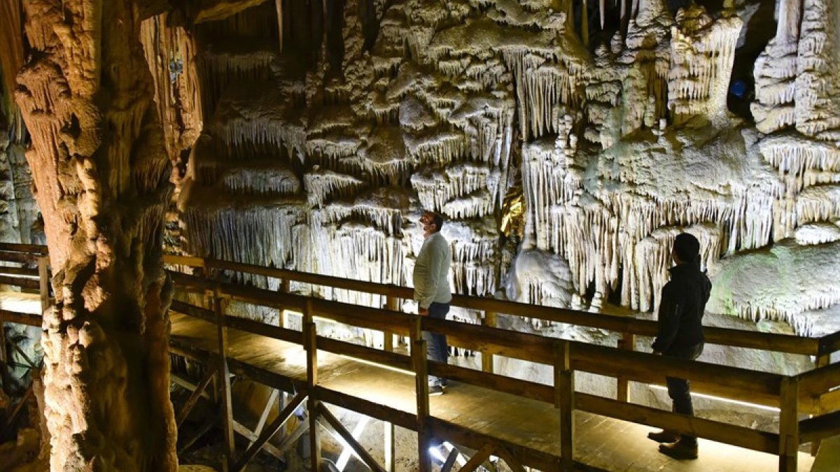 Gümüşhane’nin Karaca Mağarası turistlerin ilgi odağı oldu