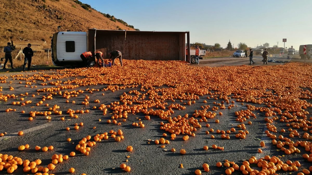 Hatay'da devrilen kamyondan 15 ton mandalina yola döküldü
